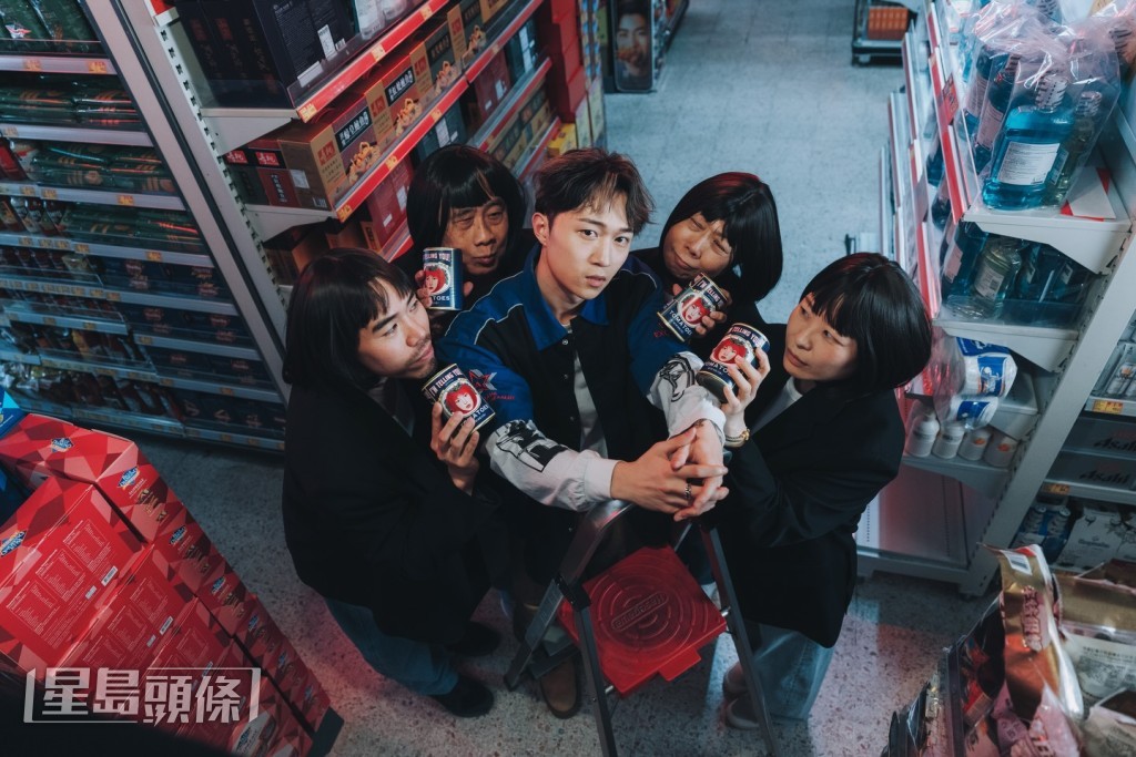 新歌《I'm Telling You》的MV充滿玩味，特別找來四位大叔男扮女裝演出。