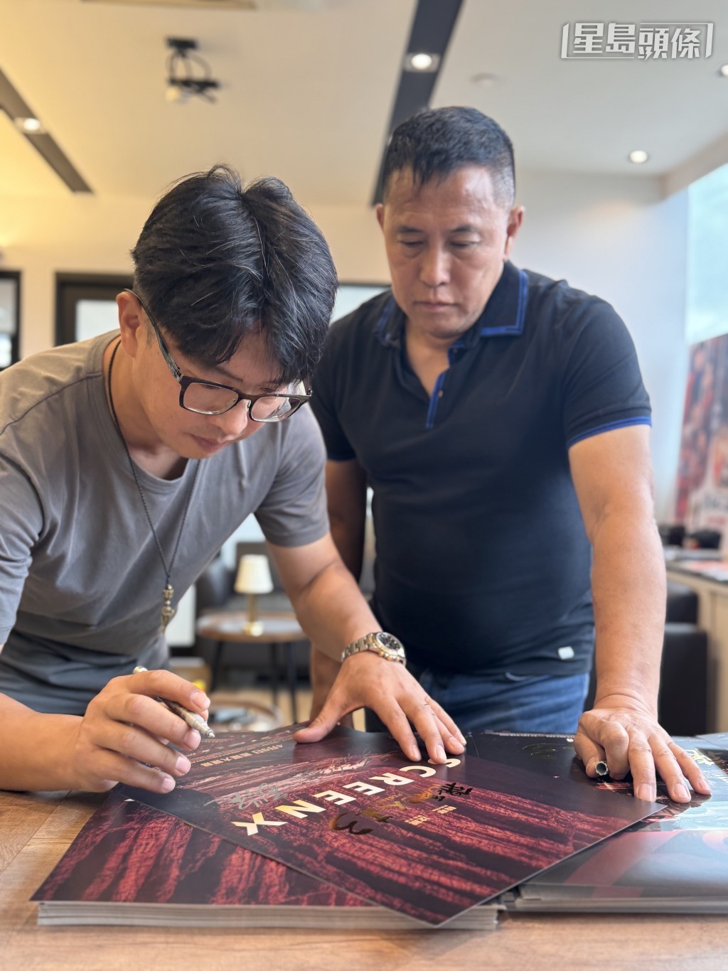 資深動作指導羅禮賢將技藝傳授給兒子羅義民。