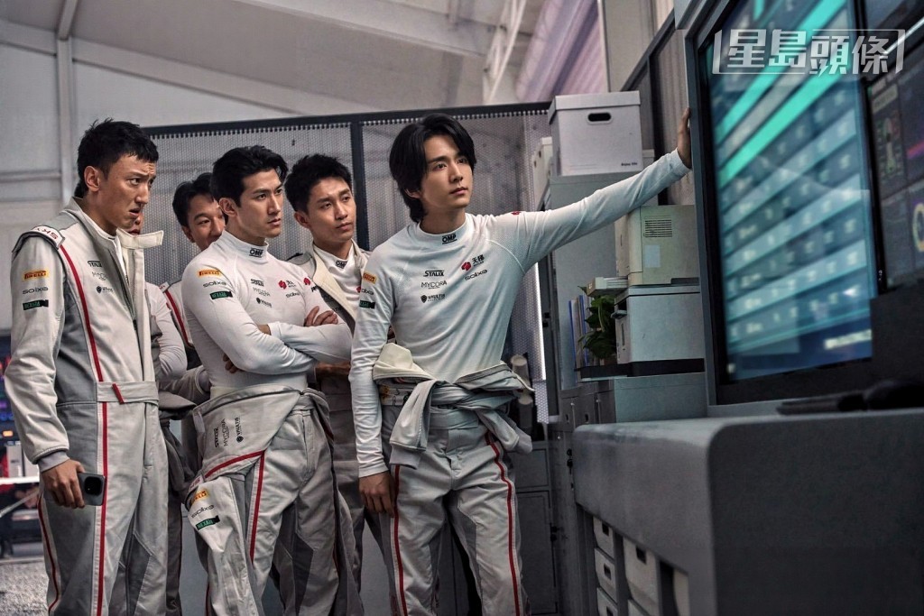 李治廷（前中）與張新成（右）。