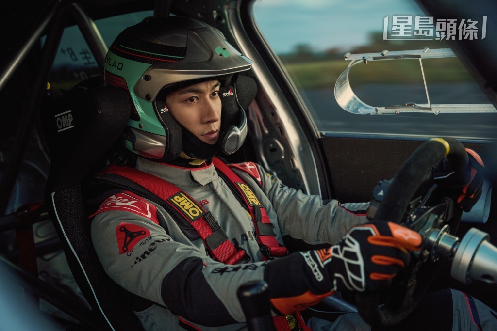 李治廷以型格車手造型亮相。