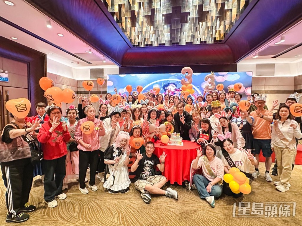 周年慶祝晚宴上，大家度過了愉快的時光。