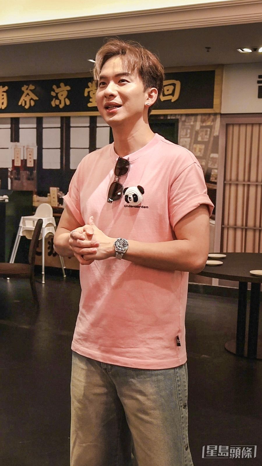 吉吉在活動期間展現親民一面。