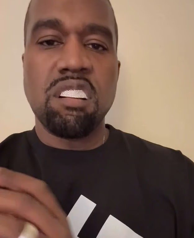 Kanye近年的反猶太言論及迷戀希特拉的行為引發爭議，例如展示印有納粹標誌的T恤。
