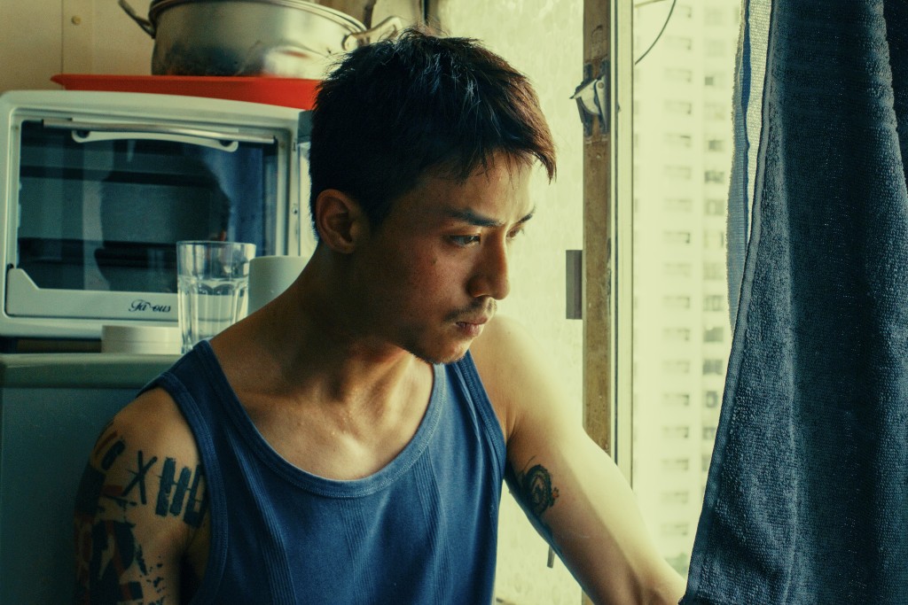 AK透過重溫《伊波拉病毒》等電影，揣摩角色在社會壓迫下的崩潰心境。