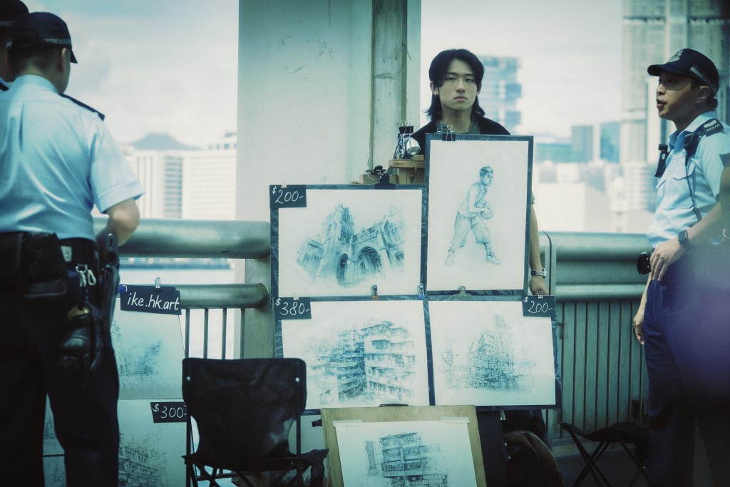 戲中的ANSONBEAN擅長素描，依靠賣畫維生。