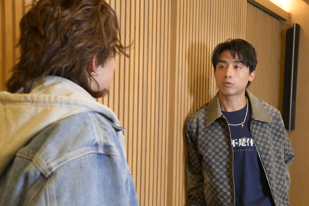 AK與ANSONBEAN在戲中拍攝親密鏡頭，包括親吻及撫摸身體。