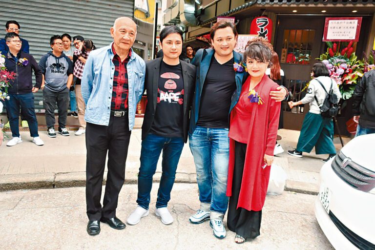 李泳豪（左二）表示已收到媽媽施明（右一）的訃聞，並表示會帶埋太太出席喪禮。