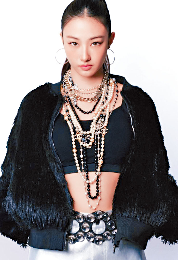 有指尹智允曾多次偷去MEOVV成員Gawon（見圖）的名牌衫和潮物。