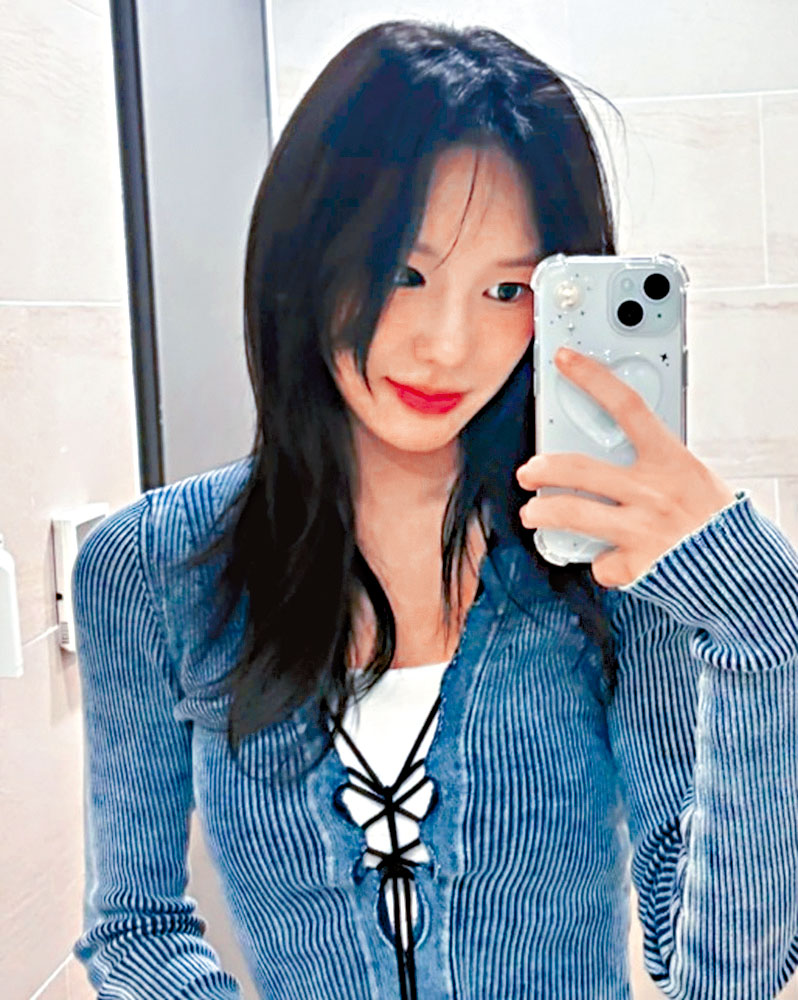 唯獨柳莎朗當時仍沿用舊手機，估計爆料者指被尹智允偷手機的隊友正是她。