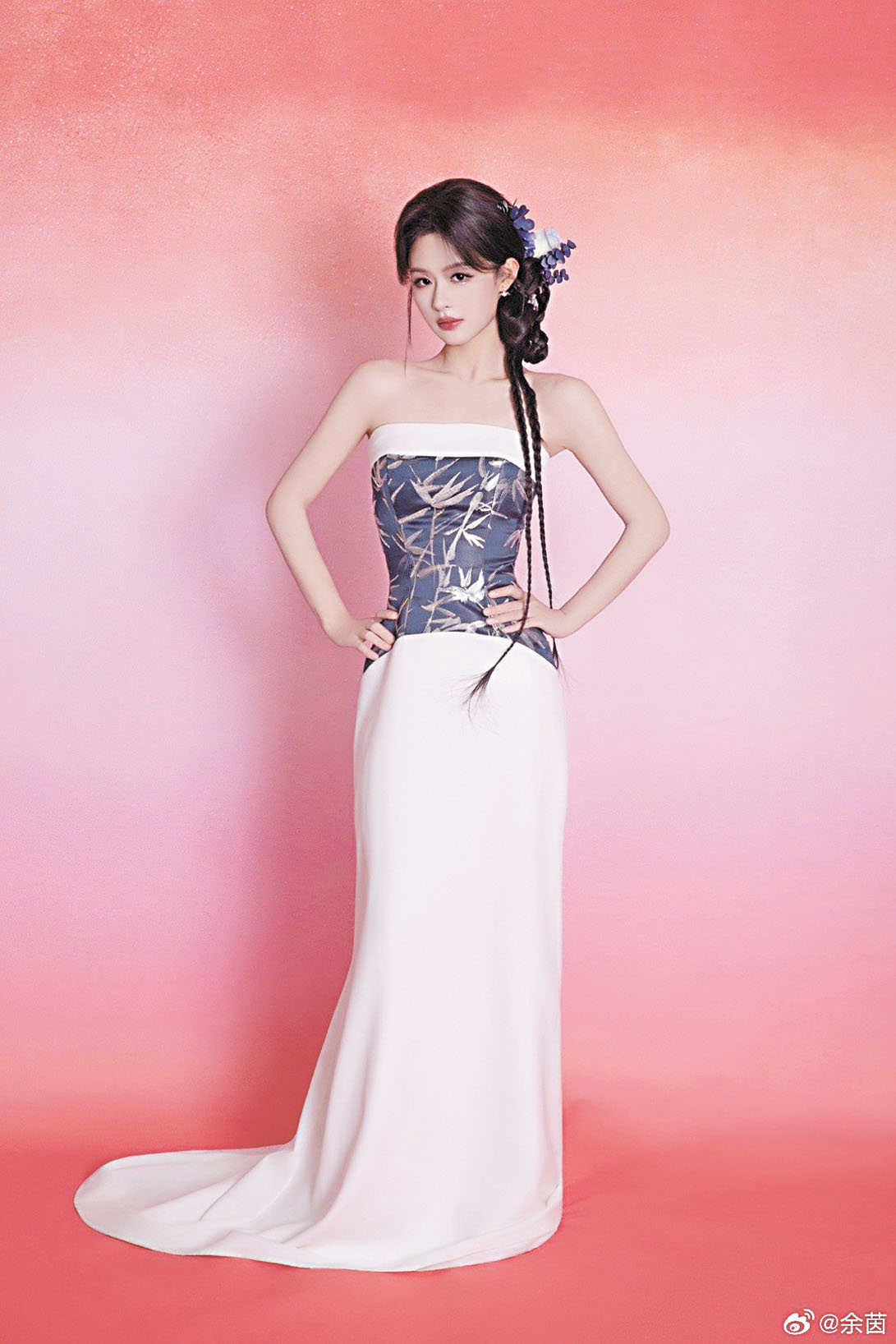 余茵身材嬌小。網上圖片