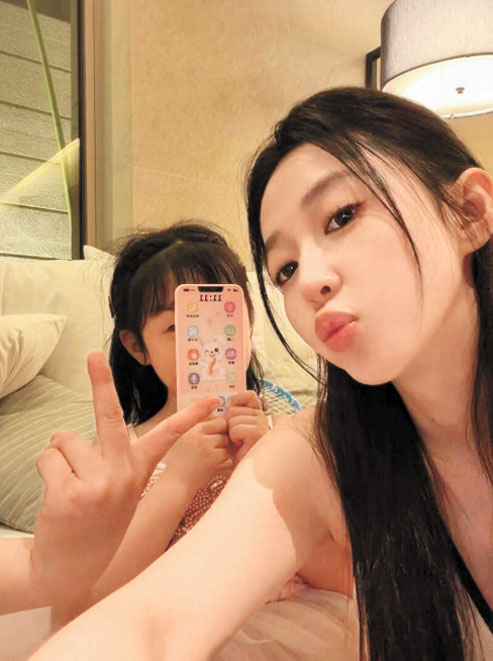 宣云（右）和5歲女兒合照，潘瑋柏臉沒入鏡卻伸出手比YA。網上圖片