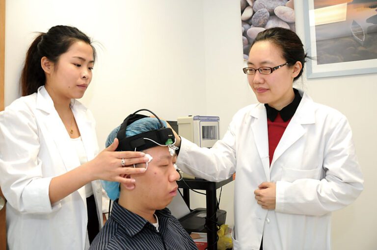 腦神經專科韓植源醫學博士，以擅長治療痛症和腦神經疾病聞名華人社區，她對各種奇難痛症尤其具有豐富臨床經驗。