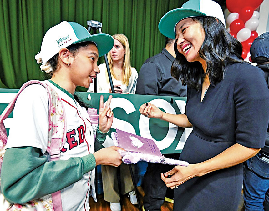 吳弭為學生簽名。