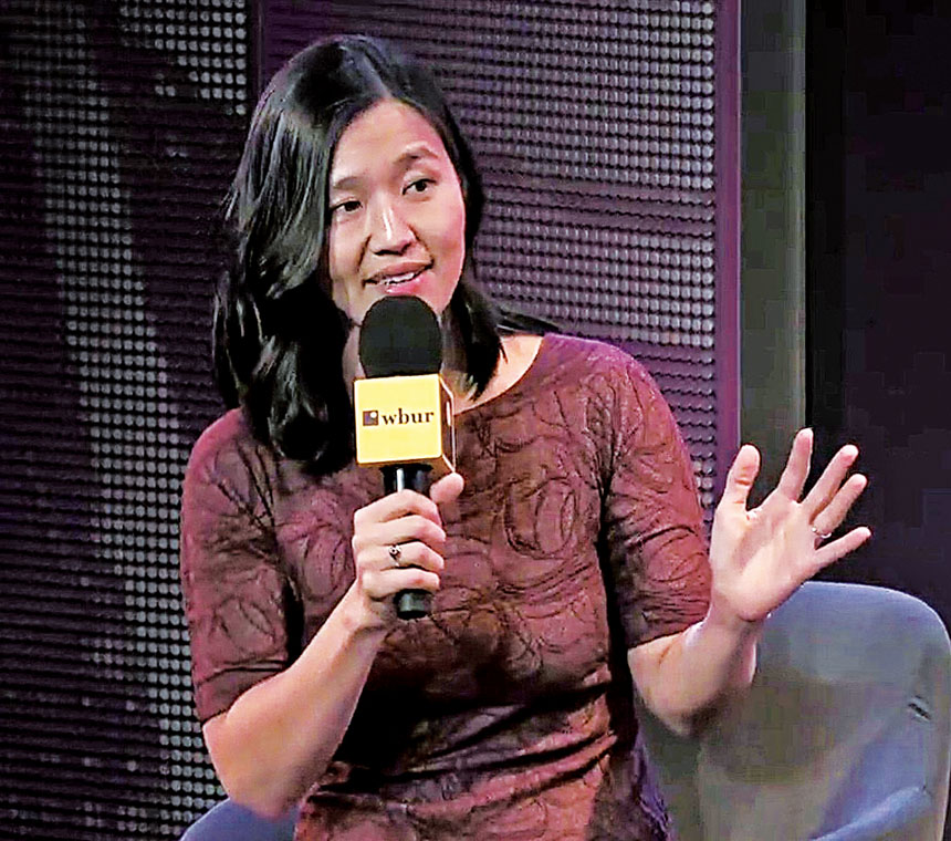 吳弭接受WBUR電台採訪。