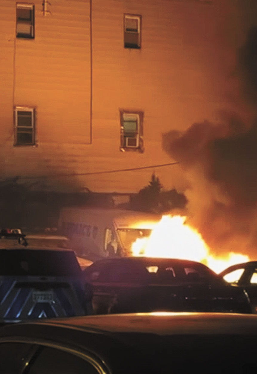 市警官員指出，縱火行為造成80萬元損失。 CBS紐約截圖