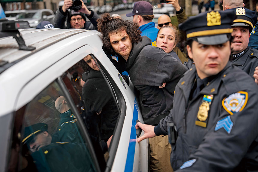 巴拉特當時向市長官邸附近的「反穆斯林示威人群」投擲自製炸彈。 Vincent Alban/紐約時報