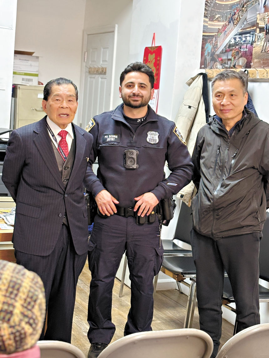 (左起)羅添福、斯科里、與李志波等人出席7日社區安全會議。 華人社區服務中心提供