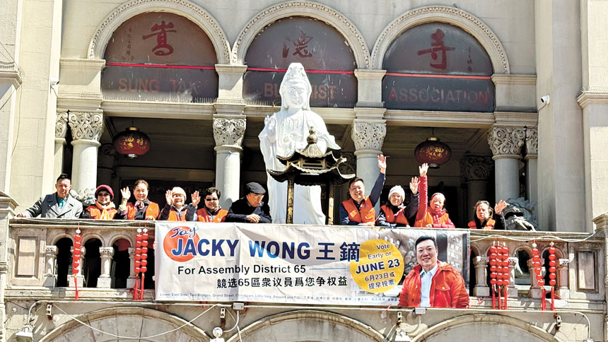 參選人王鏑與義工在記者會後，前往華埠廟宇掛宣傳banner。