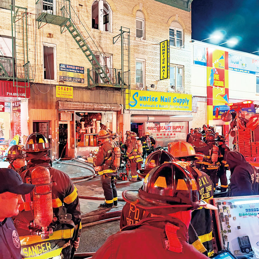 火勢於當7日晚11時剛過得到控制 。 圖片來自市消防局X