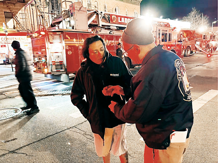 陳學理辦公室7日晚響應布碌崙華人店鋪三級火災。  陳學理辦公室提供