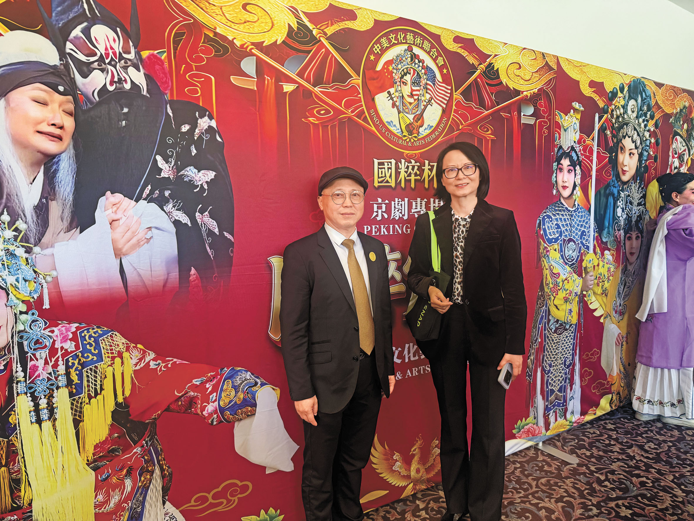 中國駐洛杉磯總領館文化參贊陳鳳華 (右) 與聯合會主席張明（左）共同出席。記者陸新攝