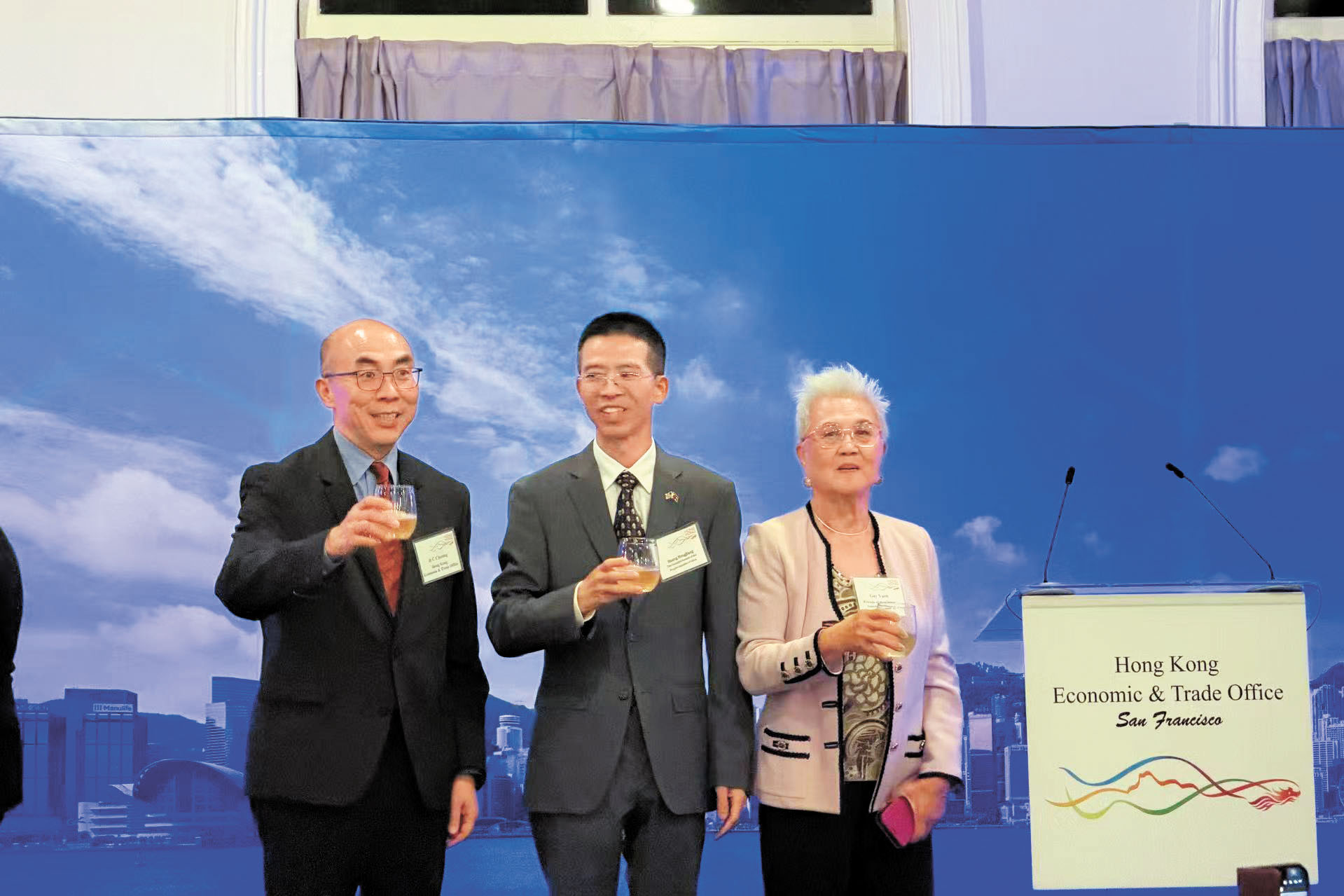 左起：張岱楨、黃洪江、阮桂銘上台與來賓祝酒。記者陸新攝