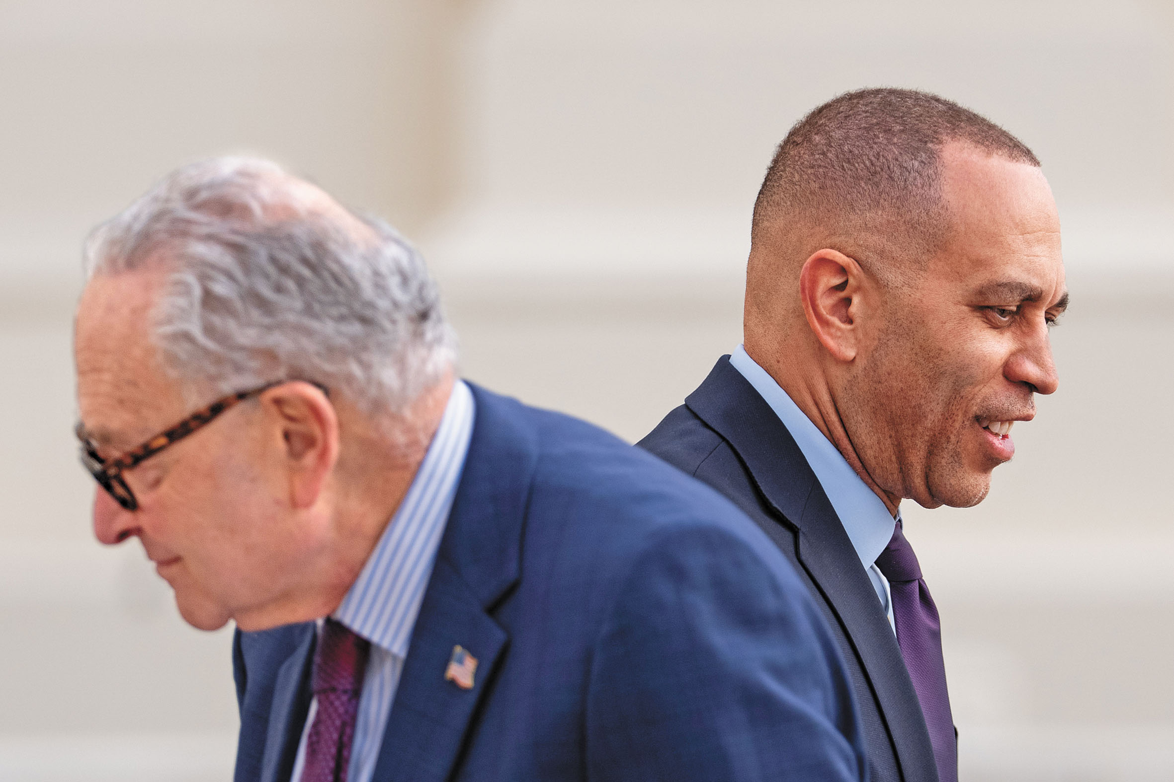 參院少數黨領袖舒默(左)與眾院少數黨領袖傑弗里斯(右)。美聯社