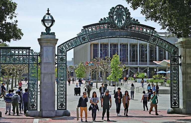 家長可透過多個途徑申請學費資助，圖為柏克萊加大校園一景。 美聯社資料圖片