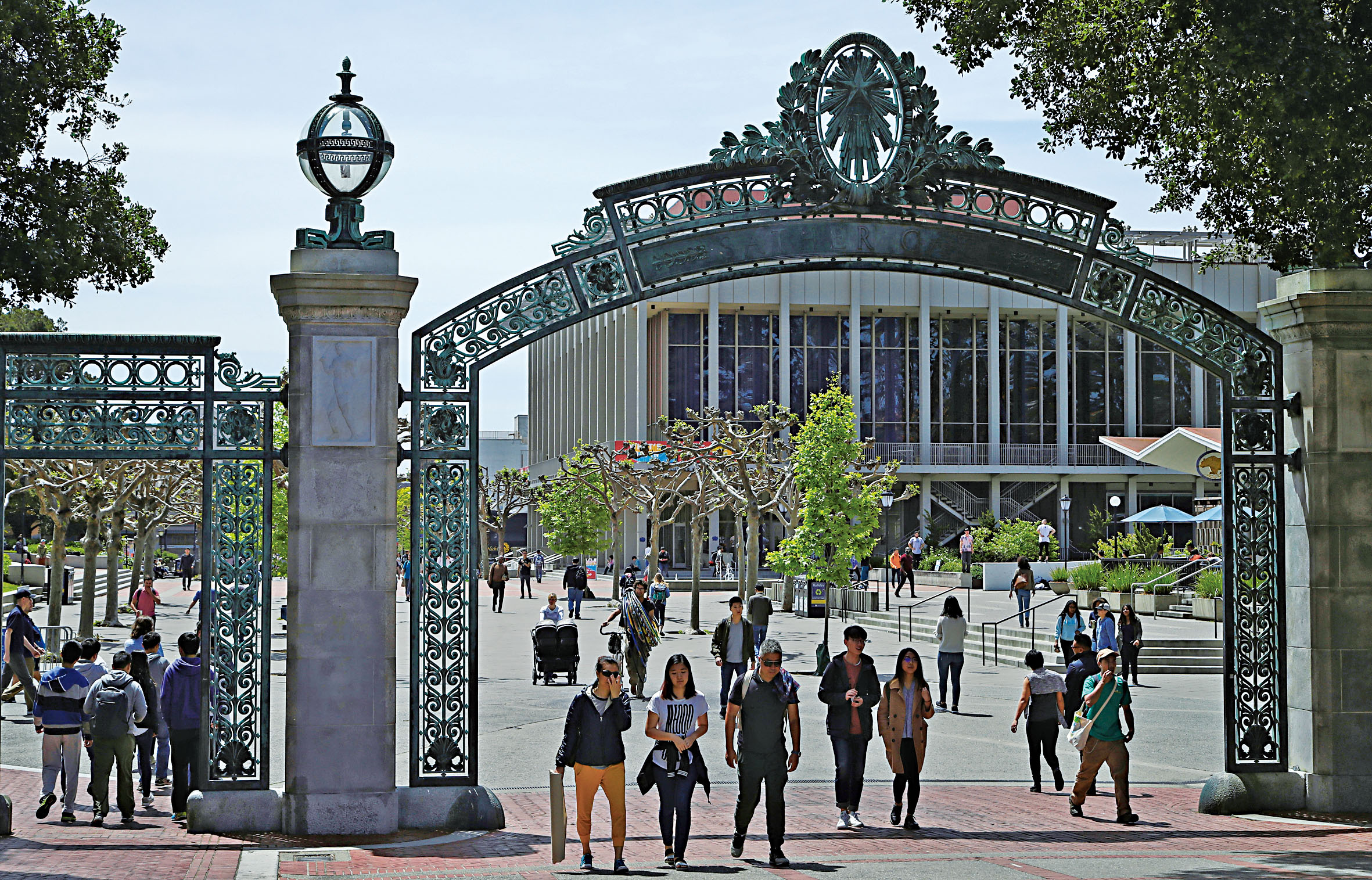 家長可透過多個途徑申請學費資助，圖為柏克萊加大校園一景。 美聯社資料圖片