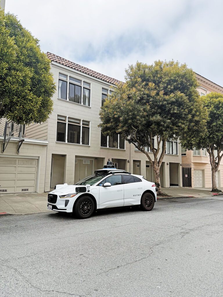 在三藩市運營服務的自動駕駛車。記者王蔚攝