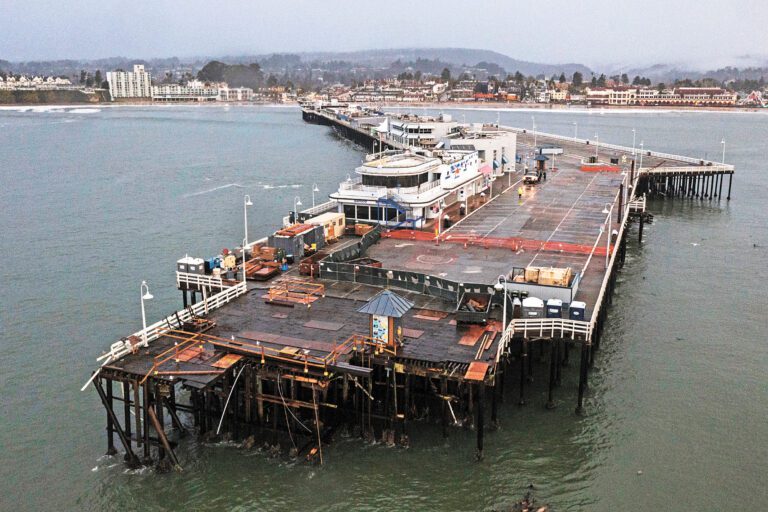 聖他告魯茲市立碼頭此前遭受冬季風暴侵襲，造成碼頭180呎部份沉沒海中。美聯社資料圖
