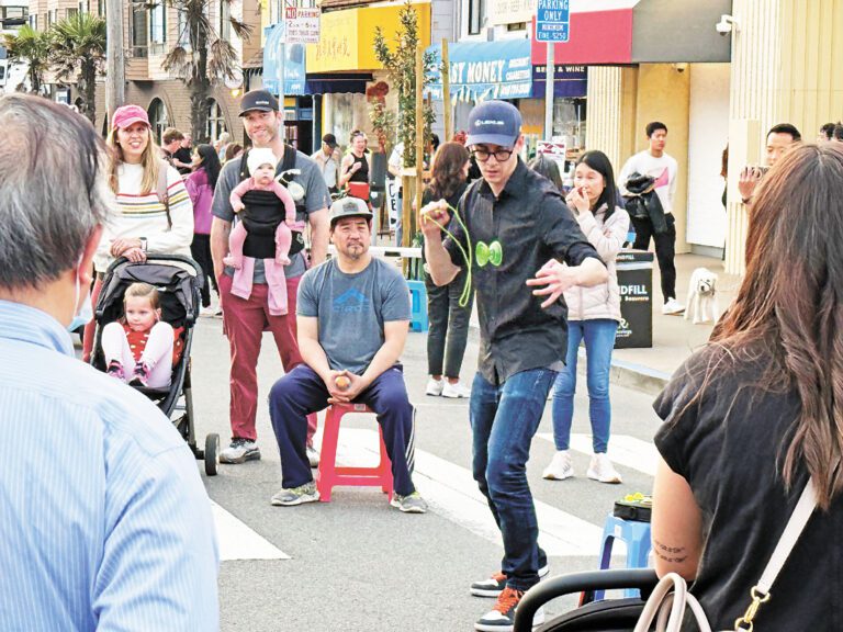 日落區今年農曆新年期間舉辦夜市，吸引大批民眾參與。本報資料圖/記者陳程威攝