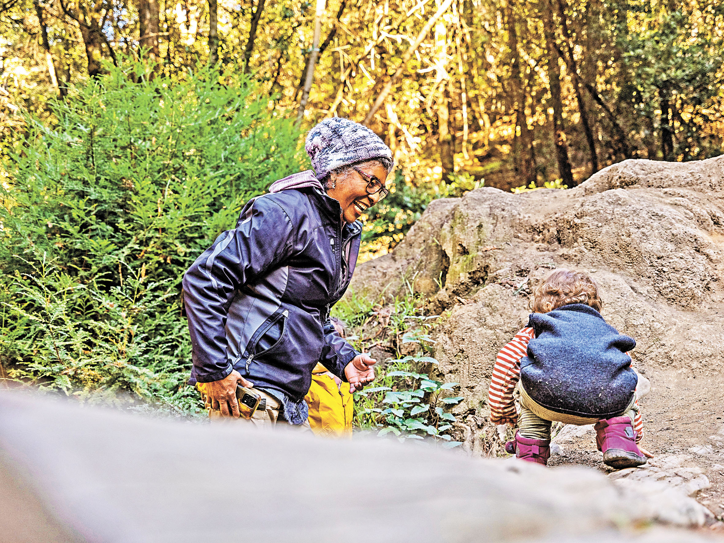 屋崙幼兒園共創人卡蘭薩帶小朋友在戶外活動。Hiram Alejandro Duran/El Timpano