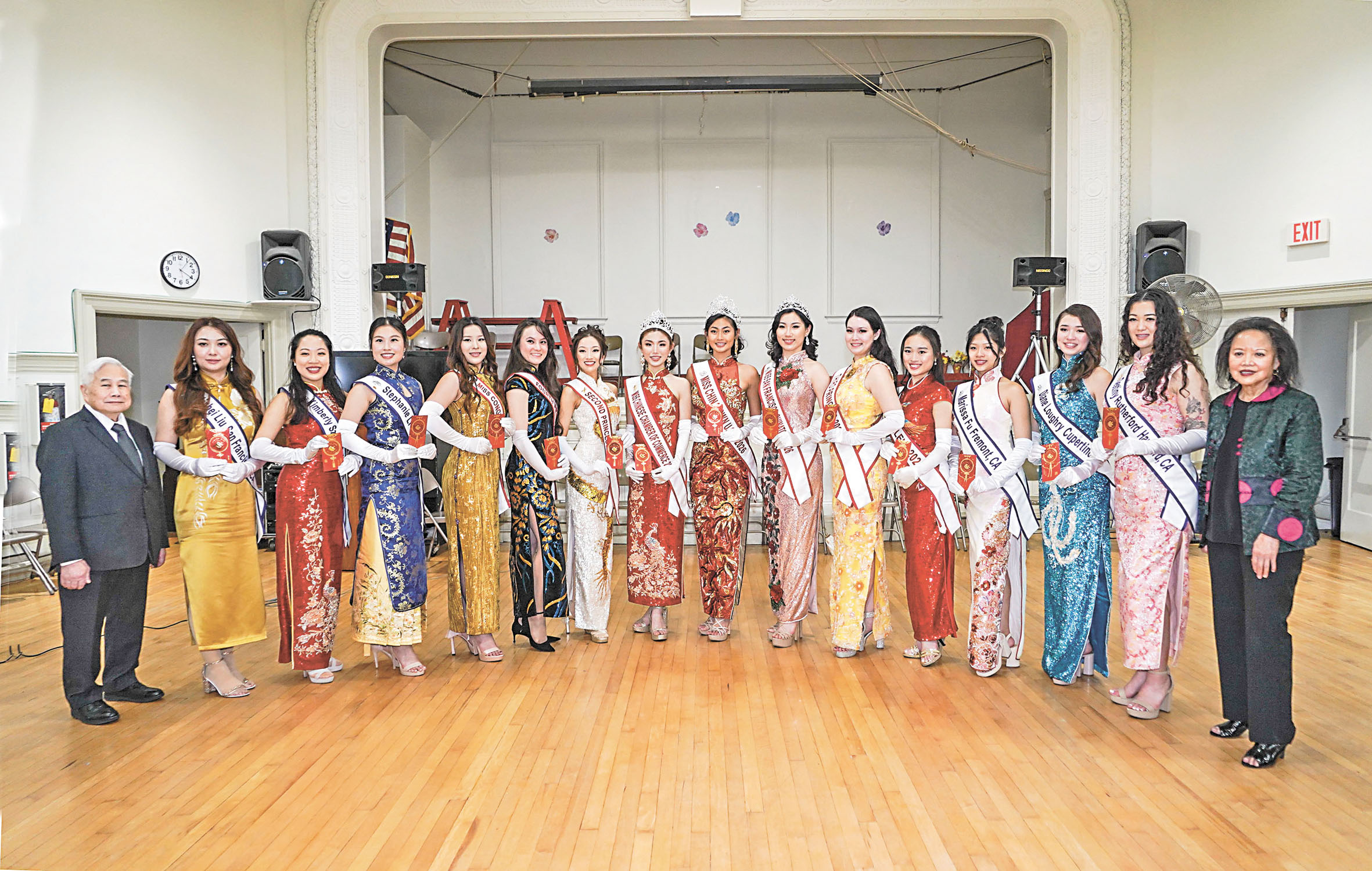 美洲同源總會首長與全美華埠小姐佳麗合影。譚國亮攝