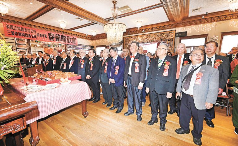 劉、關、張、趙四姓世誼齊聚公所禮堂，向四先祖神像行迎神禮，虔誠上香，敬獻先賢。馬紅兵攝