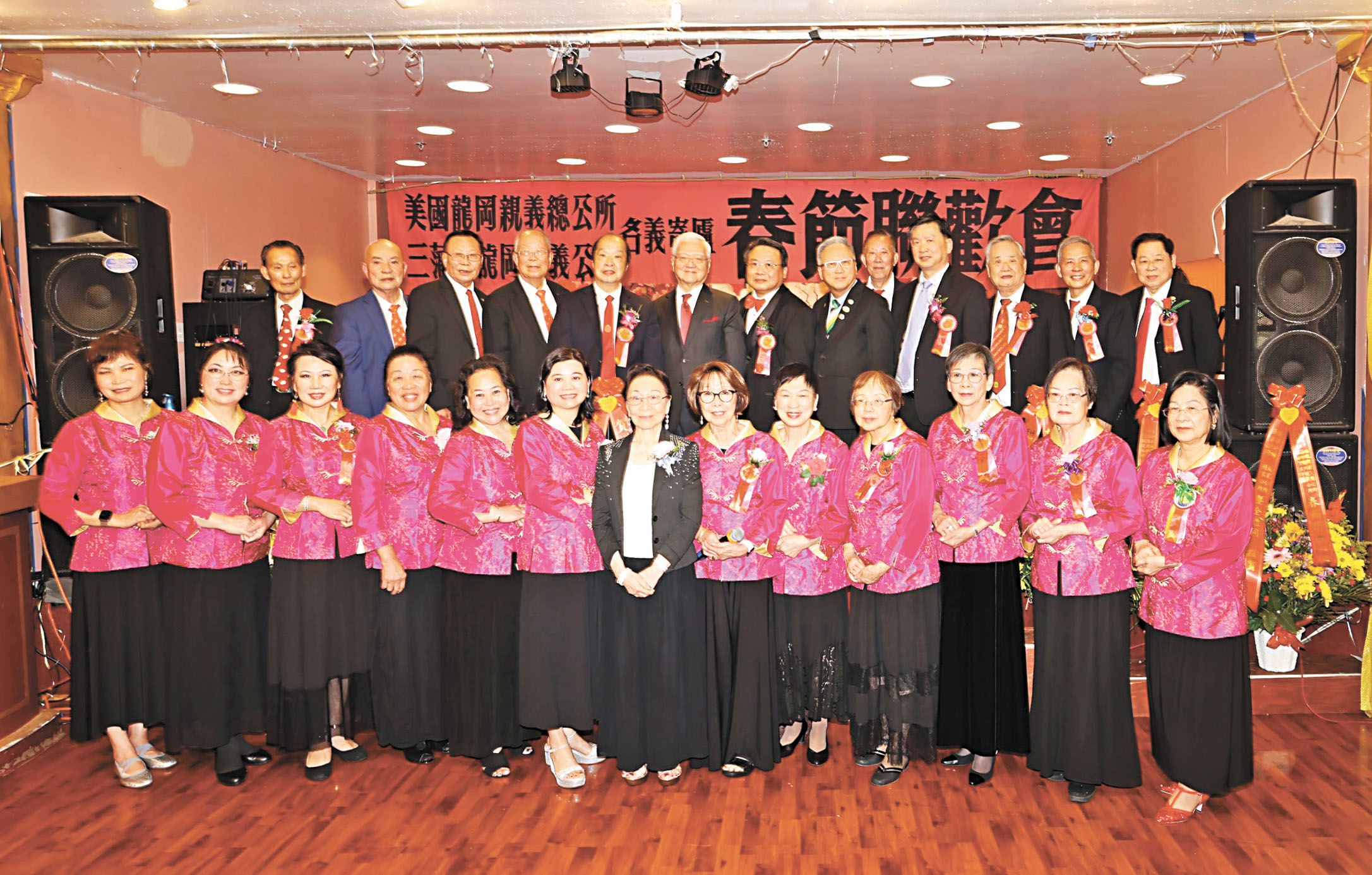 龍岡音樂組成員在聯歡慶會上合唱賀歲金曲。