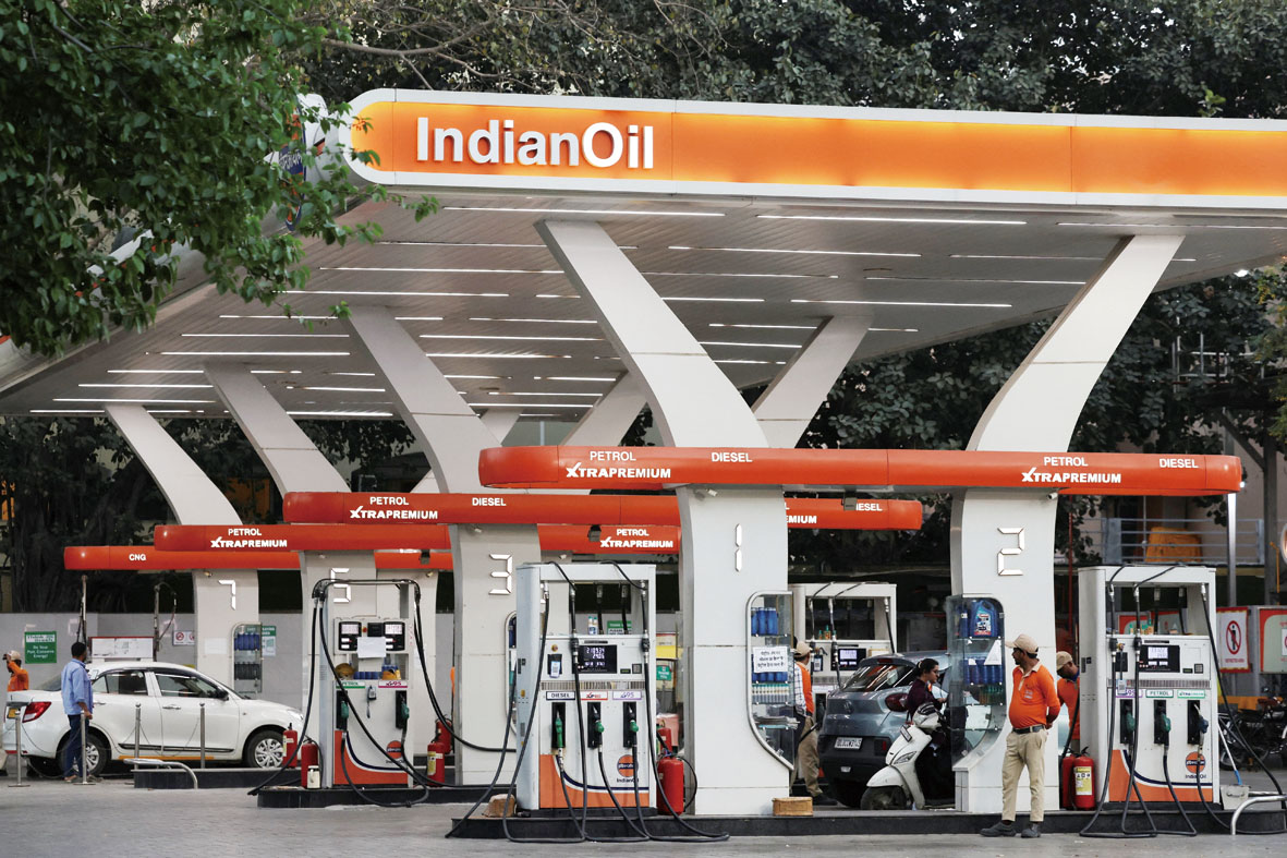 印度煉油商已購買伊朗石油。圖為新德里一家石油加油站。路透社