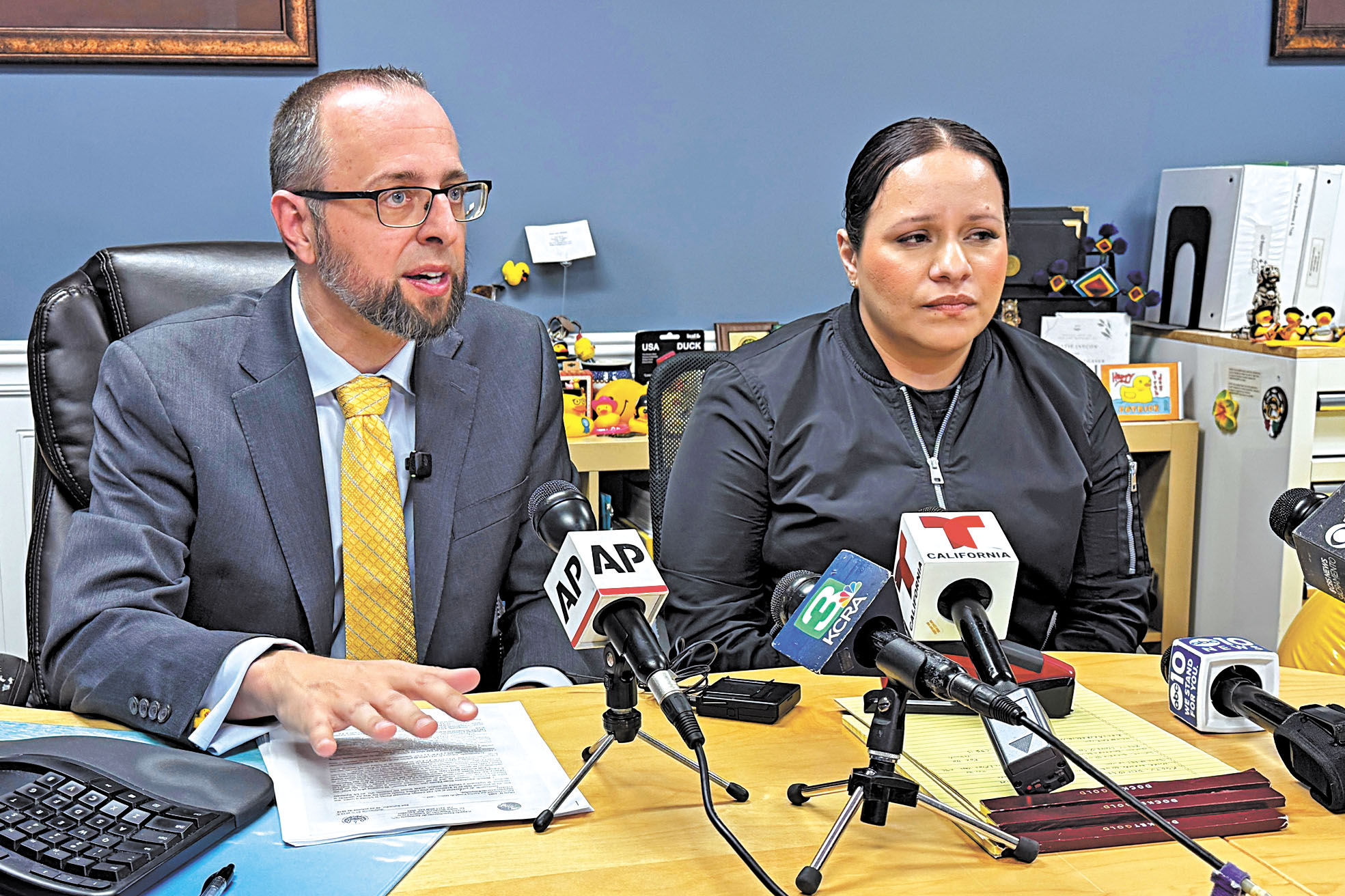 埃爾南德斯代表律師科拉辛斯基（左）與未婚妻辛蒂向媒體發言。美聯社