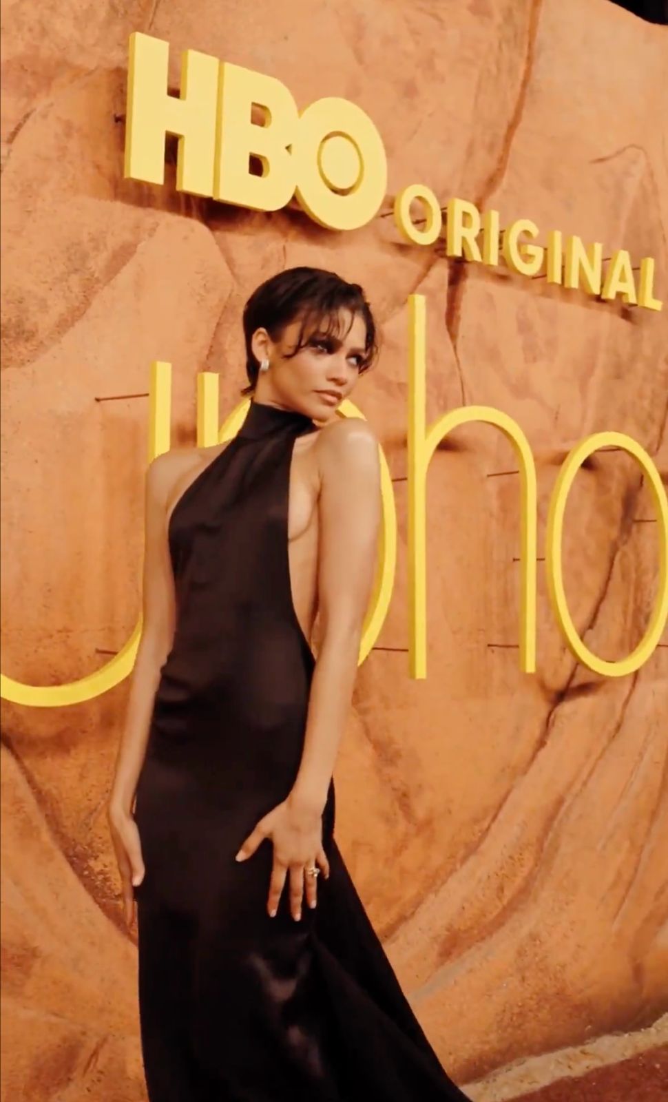 Zendaya穿上真空設計的露背晚裝出席《毒癮女孩3》首映禮。