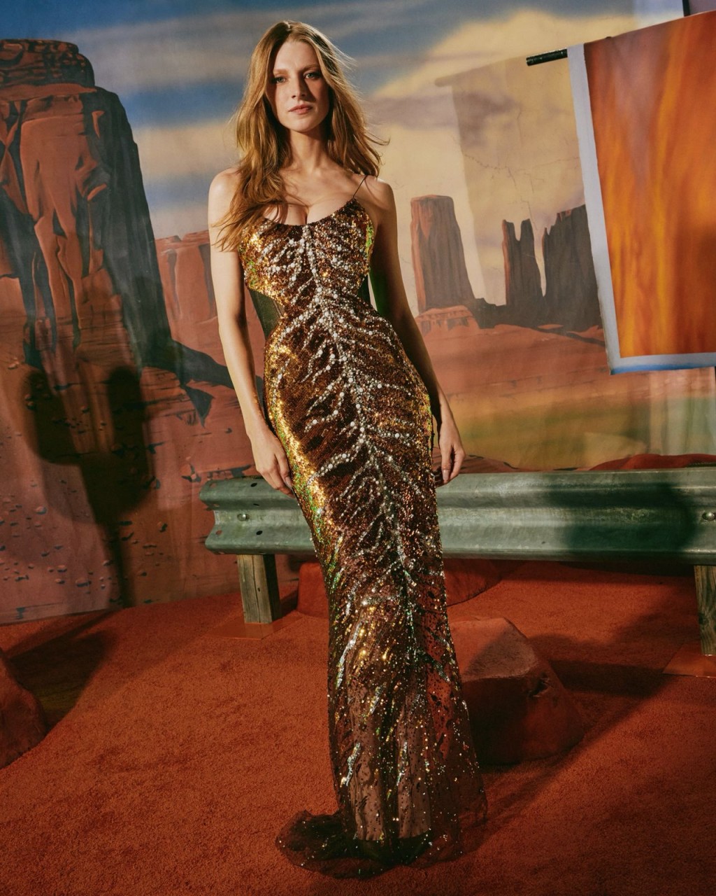 Hunter Schafer同樣以低胸裝造型現身。