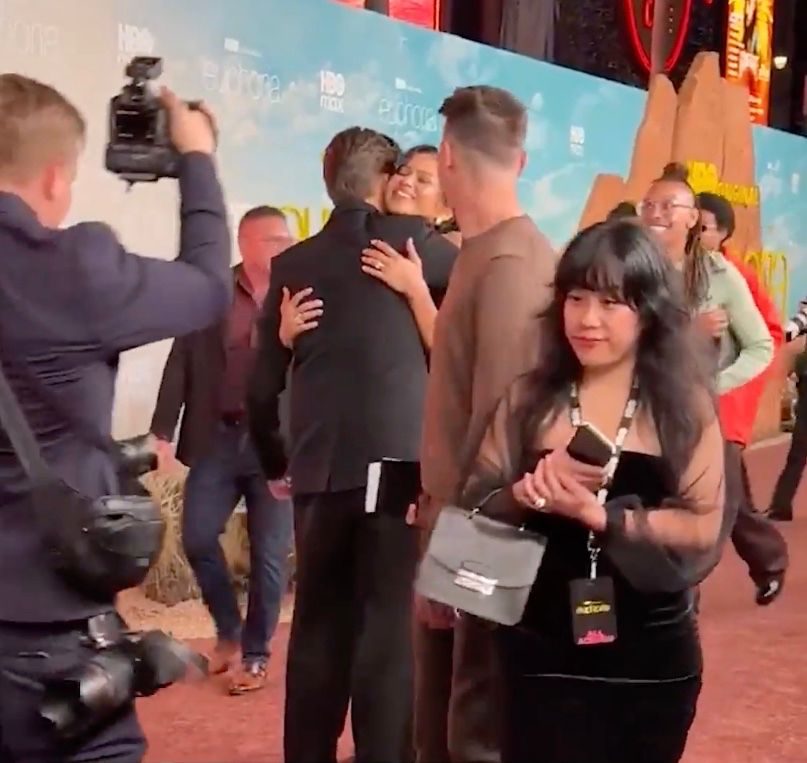 在紅地毯上，Zendaya與《毒癮女孩3》創作人Sam Levinson見面並擁抱。