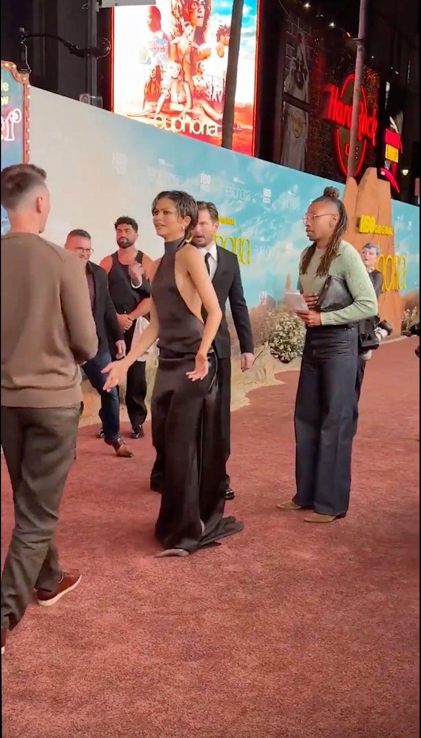 Zendaya並未停留與Sam Levinson合照，直接離開了紅毯。