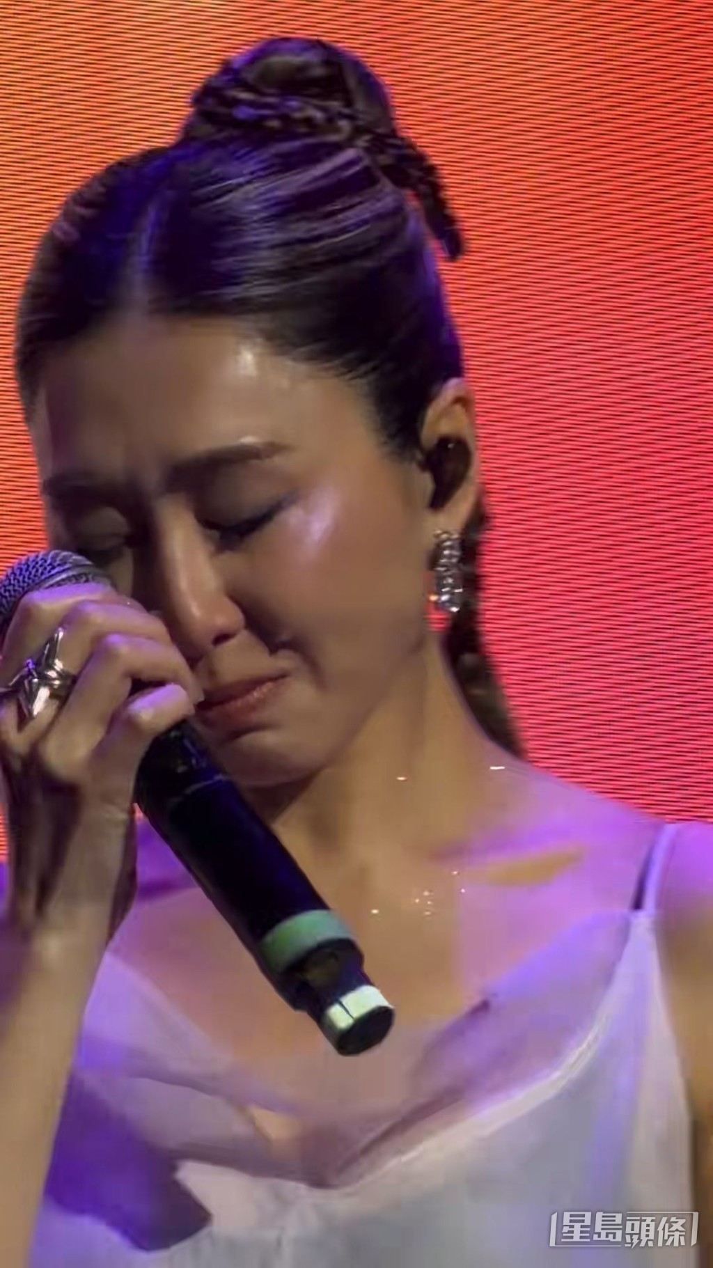 胡定欣近日在珠海舉行演唱會，演唱《好時辰》時一度感動落淚。