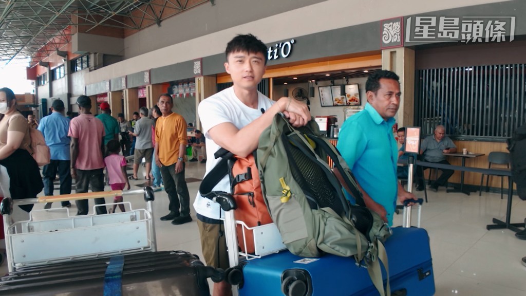 Chris在機場被邀合照，他笑言或許在這裡找到了自己的「市場」。