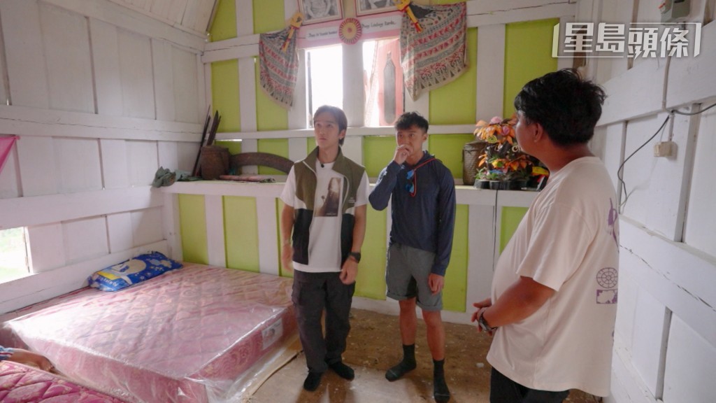 Chris與Alton探訪托拉查人一個將先人遺體安置在家中、共同生活的家庭。