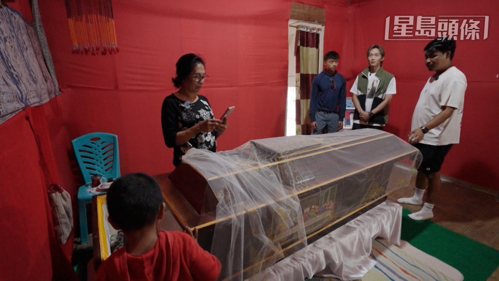 這種與先人共處的方式，讓家人有時間好好道別，二人認為體驗比想像中輕省。