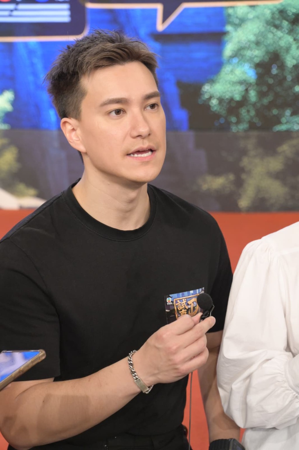 朱敏瀚透露在內地入住酒店時，遇到電視自動轉台的怪異事件。