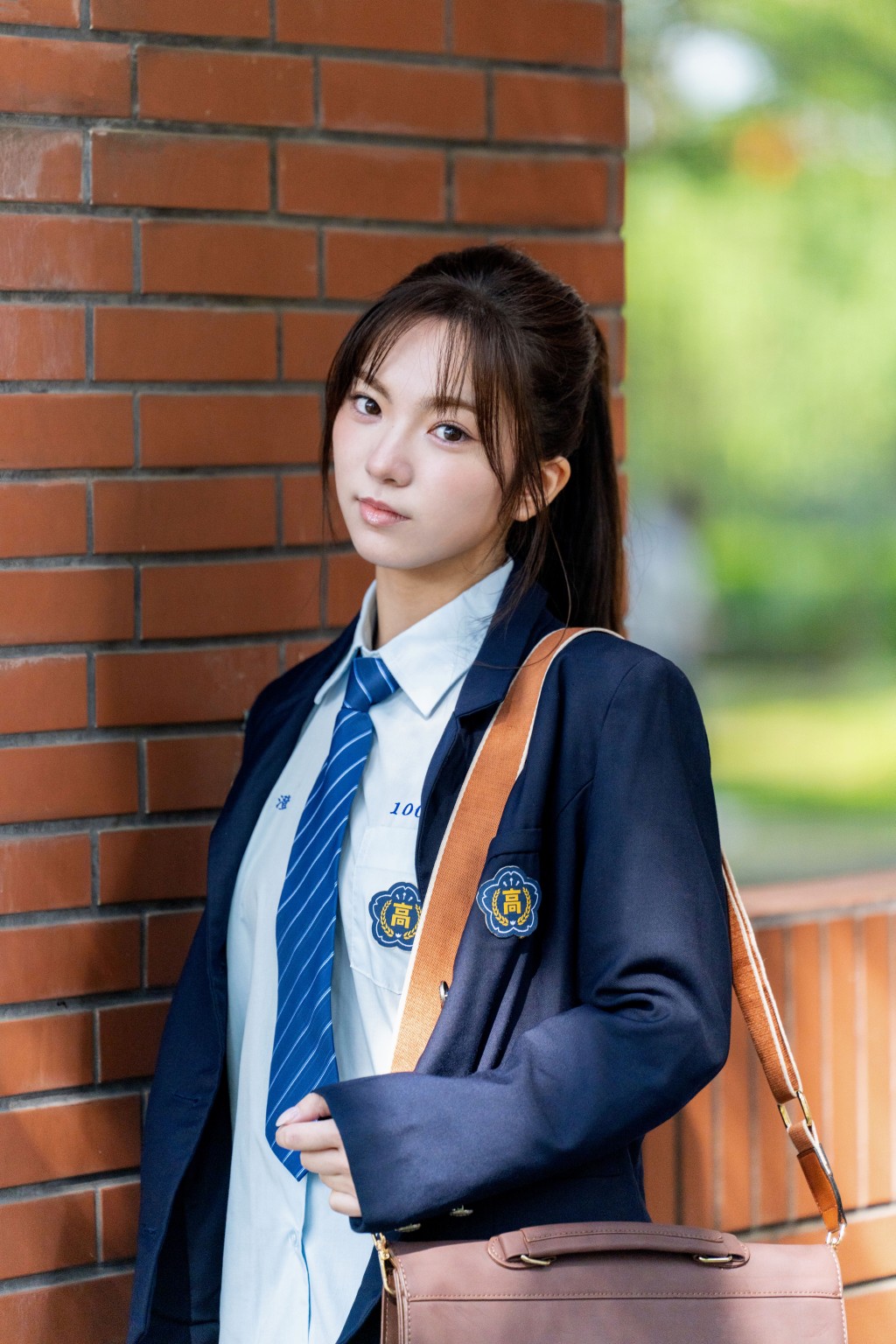 榛綦在《第九十九次和好如初》MV中的校服造型,毫無違和感。