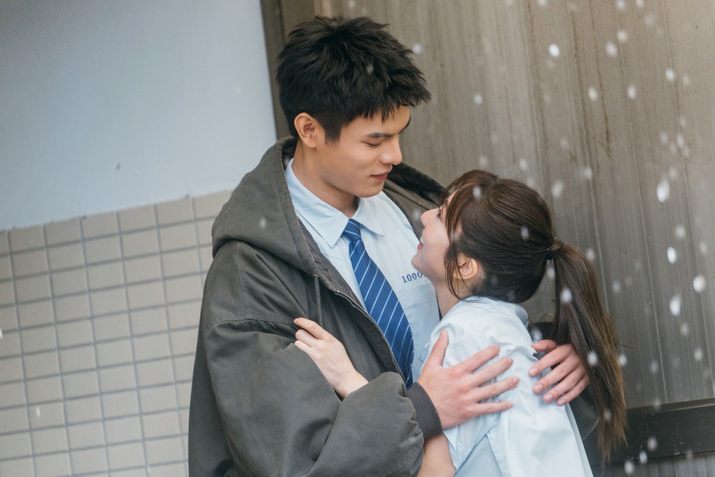 榛綦略顯僵硬地親吻邱以太臉頰。