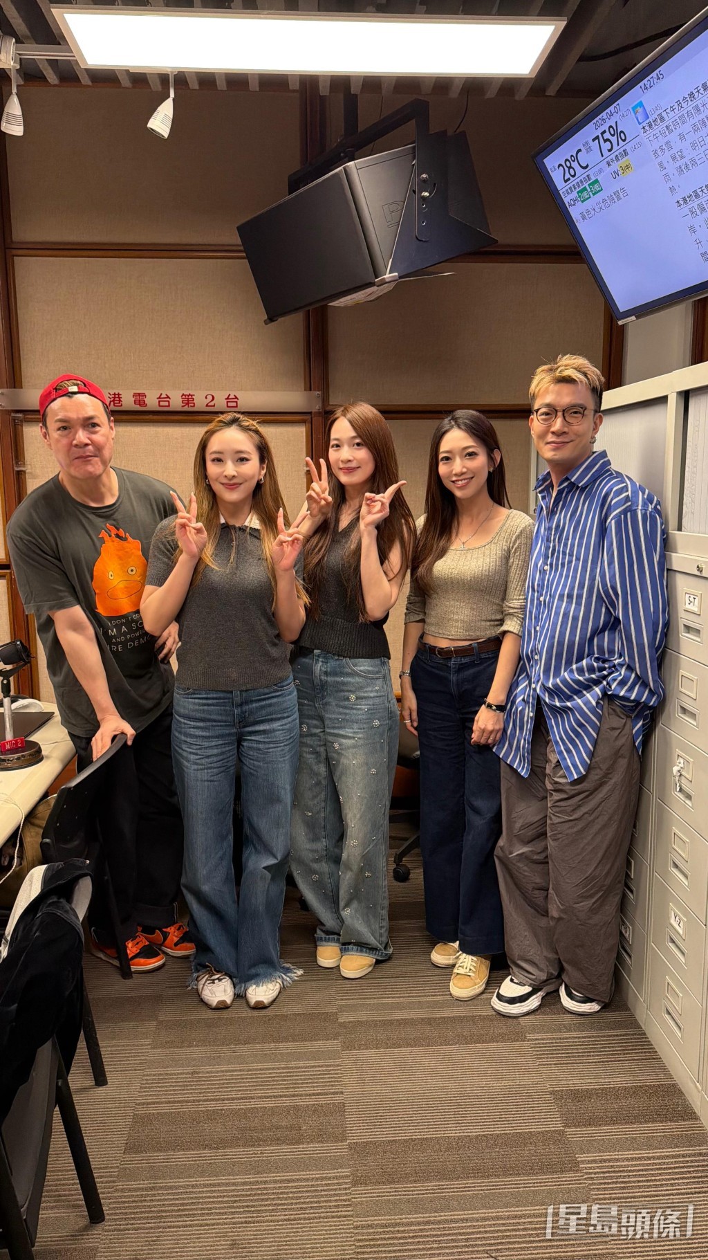 陳瀅和蔡潔趁著工作空檔，接受港台節目訪問。